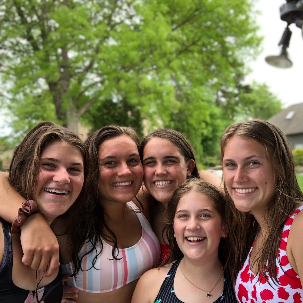 Meet your Poshers, Claire and her sisters!
